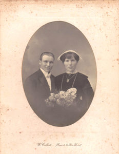 Couple jeunes mariés coiffe années 20