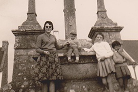 Famille devant calvaire années 50