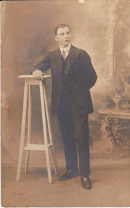 Jeune homme posant années 1910