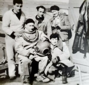 André Tanguy, sur le port de Brest, en tenue de scaphandrier "pieds lourds", en 1955.