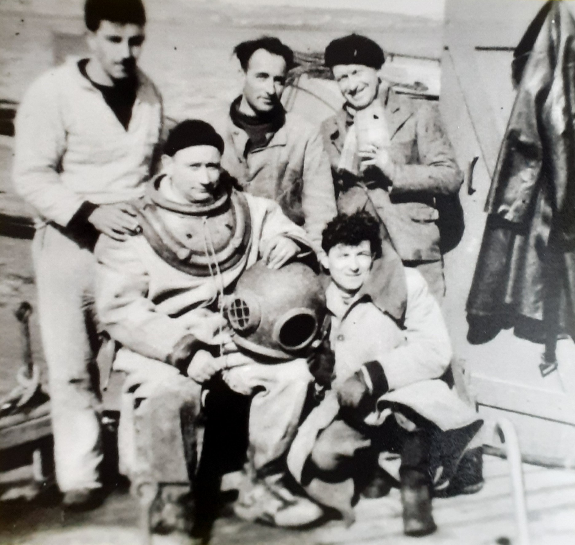 André Tanguy, sur le port de Brest, en tenue de scaphandrier "pieds lourds", en 1955.